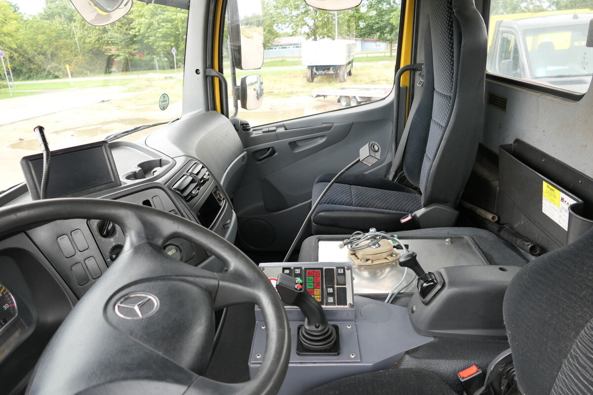 Interior photo 2: Контейнеровоз/ Змінний кузов вантажівка MERCEDES-BENZ KAMAG WBH 25 Wiesel Terberg Umsetzfahrz. Sattelk