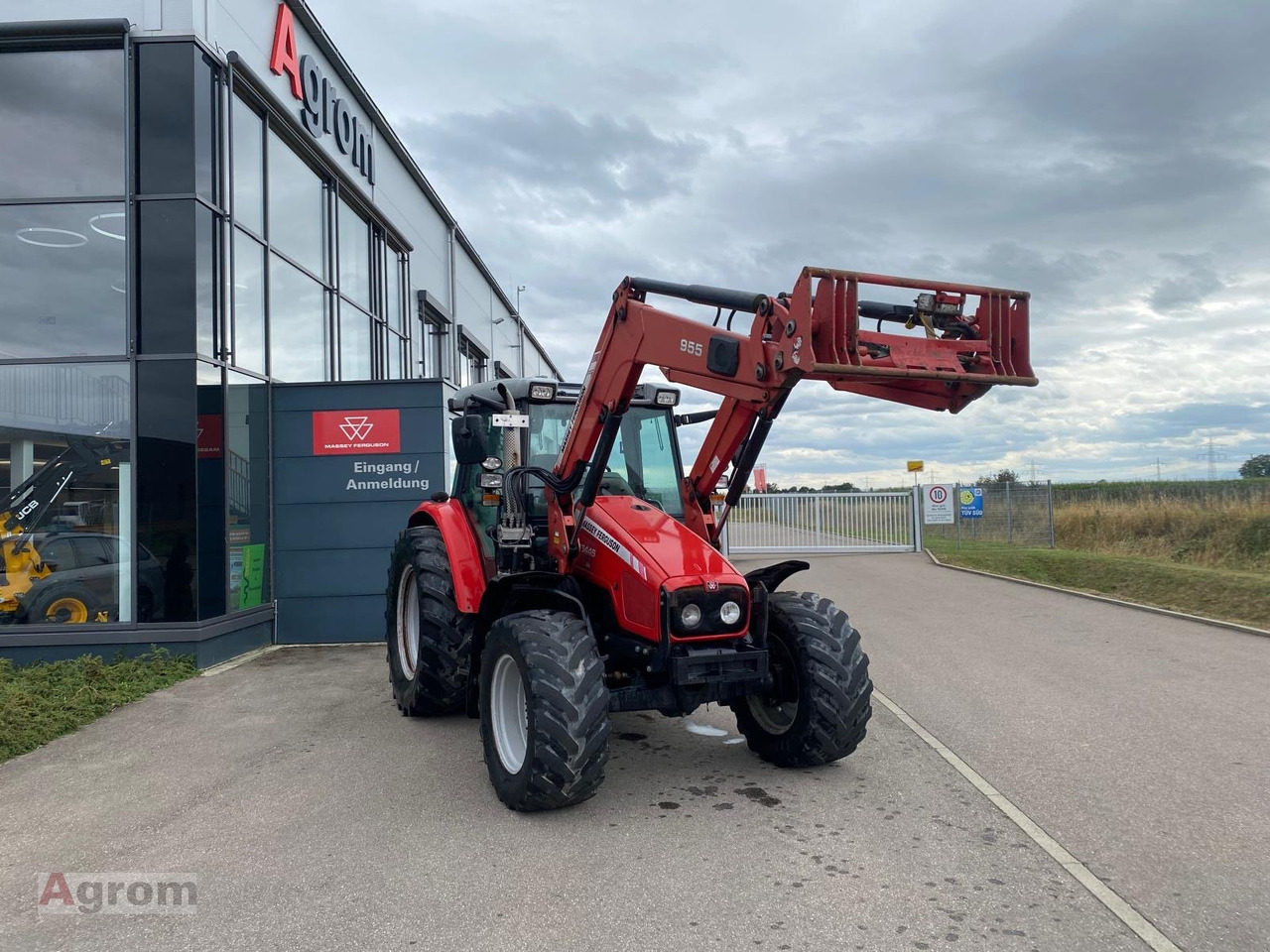 Massey Ferguson 5445 Dyna4 - Трактор: фото 3 Massey Ferguson 5445 Dyna4 - Трактор: фото 3
