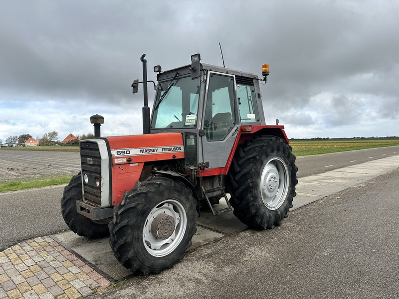 Massey Ferguson 690 - Трактор: фото 1 Massey Ferguson 690 - Трактор: фото 1