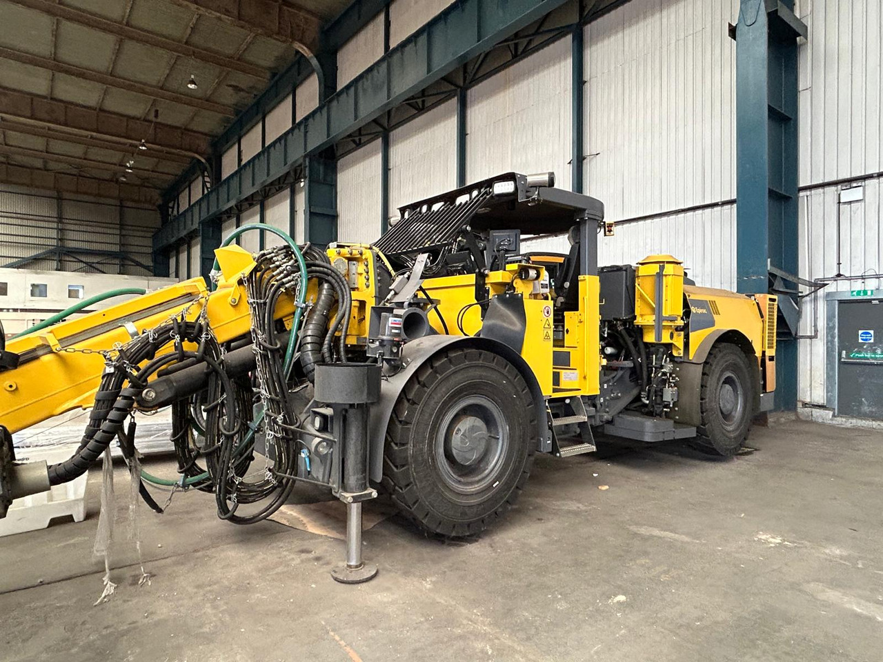 Atlas Copco (Epiroc) Boltec EC - Установка для горизонтального буріння: фото 3 Atlas Copco (Epiroc) Boltec EC - Установка для горизонтального буріння: фото 3