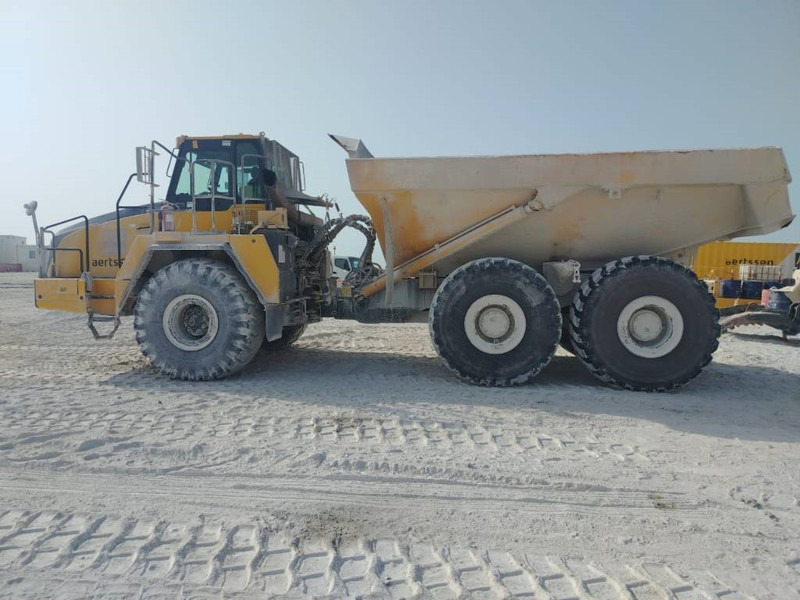 Komatsu HM400-3R (4 pieces available in Abu Dhabi) - Шарнірний самоскид: фото 1 Komatsu HM400-3R (4 pieces available in Abu Dhabi) - Шарнірний самоскид: фото 1