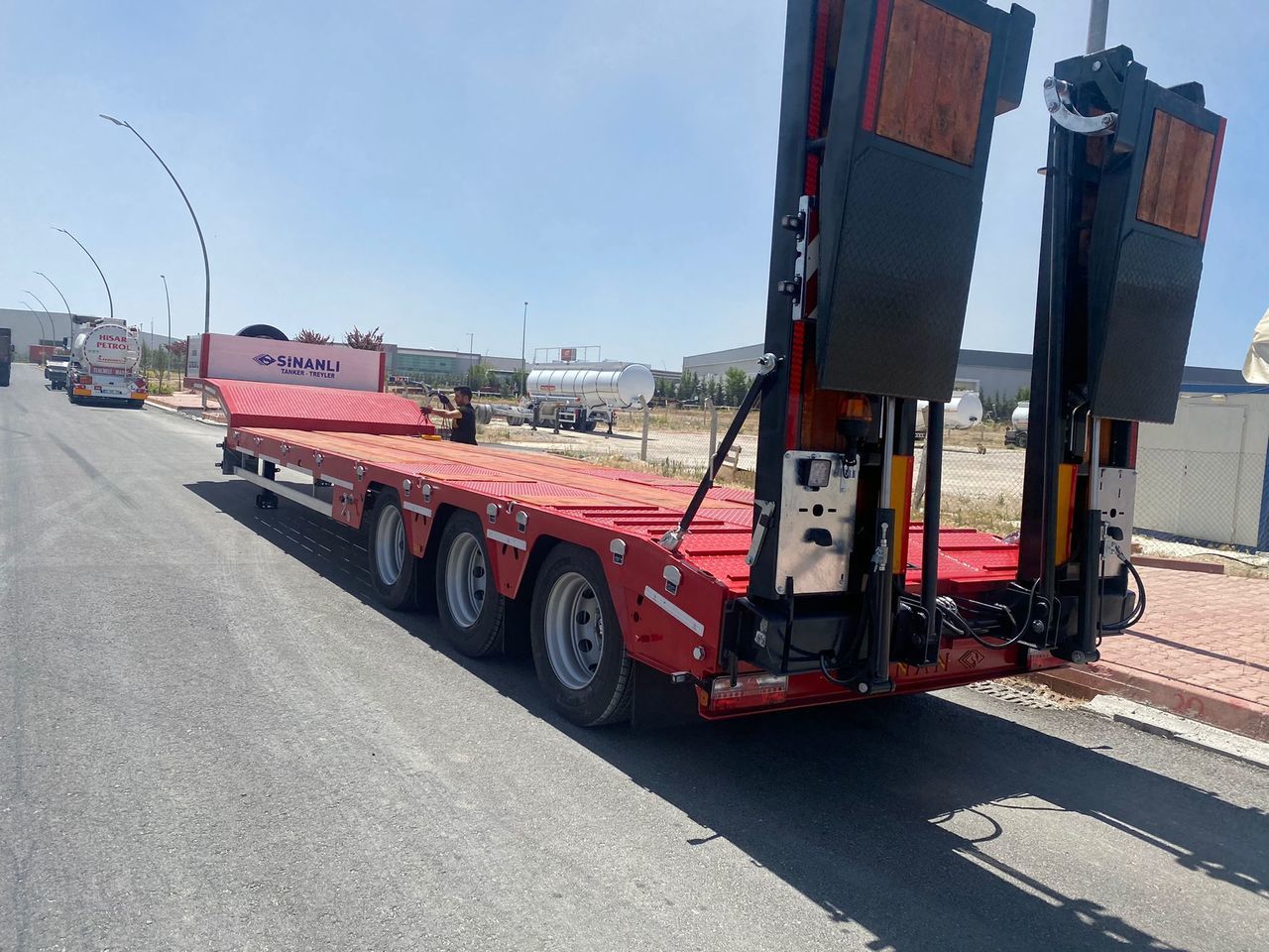 Lowbed Sinan Trailer Lowbed 3 axle - Низькорамна платформа напівпричіп: фото 1 Lowbed Sinan Trailer Lowbed 3 axle - Низькорамна платформа напівпричіп: фото 1