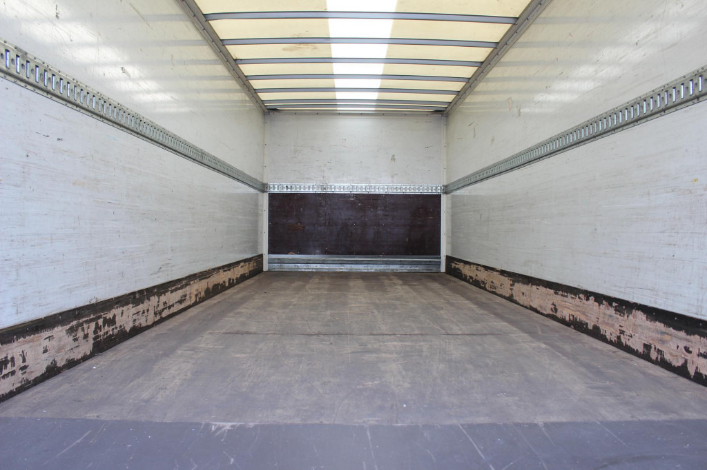 Volvo FM 330 E6 Koffer 7,8m Klima LBW Liftachse - Вантажівка з закритим кузовом: фото 2 Volvo FM 330 E6 Koffer 7,8m Klima LBW Liftachse - Вантажівка з закритим кузовом: фото 2