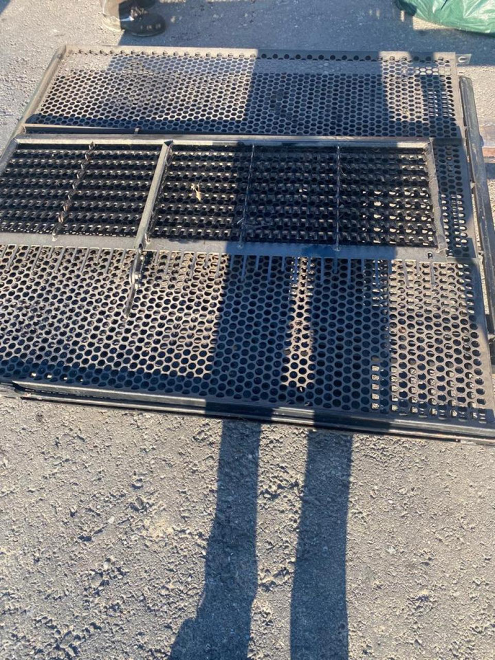 New Holland Maisausrüstung, Korb und Siebe für NH Mähdrescher TC 5.80 5080 5070 - Навісне обладнання для комбайна: фото 3 New Holland Maisausrüstung, Korb und Siebe für NH Mähdrescher TC 5.80 5080 5070 - Навісне обладнання для комбайна: фото 3