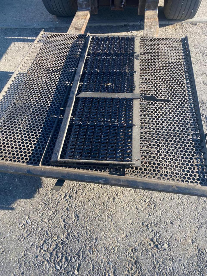 New Holland Maisausrüstung, Korb und Siebe für NH Mähdrescher TC 5.80 5080 5070 - Навісне обладнання для комбайна: фото 2 New Holland Maisausrüstung, Korb und Siebe für NH Mähdrescher TC 5.80 5080 5070 - Навісне обладнання для комбайна: фото 2