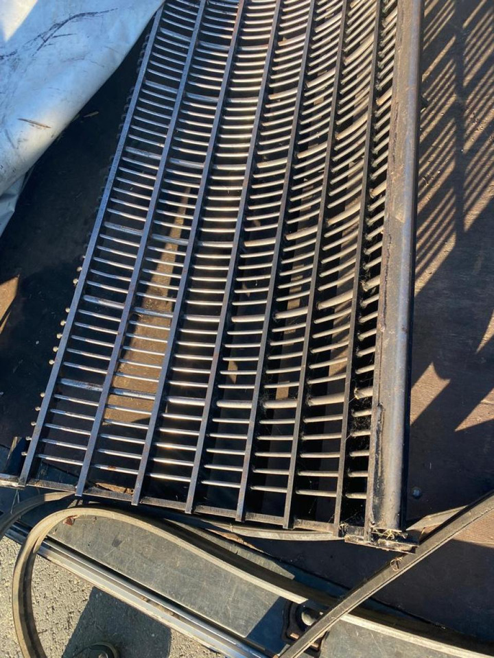 New Holland Maisausrüstung, Korb und Siebe für NH Mähdrescher TC 5.80 5080 5070 - Навісне обладнання для комбайна: фото 1 New Holland Maisausrüstung, Korb und Siebe für NH Mähdrescher TC 5.80 5080 5070 - Навісне обладнання для комбайна: фото 1