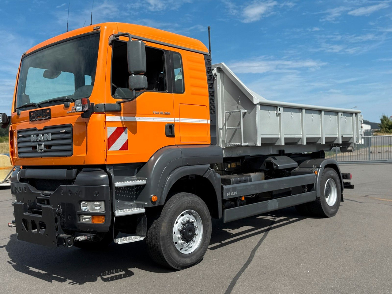 MAN TGA 18.350 4x4 Meiler Abroller RK 14.45 Winterd. - Гаковий мультиліфт вантажівка: фото 1 MAN TGA 18.350 4x4 Meiler Abroller RK 14.45 Winterd. - Гаковий мультиліфт вантажівка: фото 1