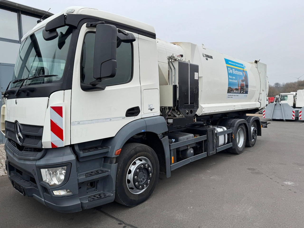Mercedes-Benz Antos 2533 6x2 Seitenlader Euro 6 Mercedes-Benz Antos 2533 6x2 Seitenlader Euro 6 - Сміттєвози: фото 1 Mercedes-Benz Antos 2533 6x2 Seitenlader Euro 6 Mercedes-Benz Antos 2533 6x2 Seitenlader Euro 6 - Сміттєвози: фото 1