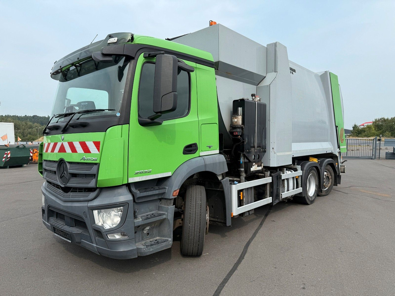 Mercedes-Benz Antos 2533 Seitenlader Zoeller SLF XL - Сміттєвози: фото 1 Mercedes-Benz Antos 2533 Seitenlader Zoeller SLF XL - Сміттєвози: фото 1