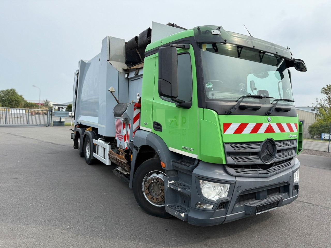 Mercedes-Benz Antos 2533 Seitenlader Zoeller SLF XL - Сміттєвози: фото 3 Mercedes-Benz Antos 2533 Seitenlader Zoeller SLF XL - Сміттєвози: фото 3