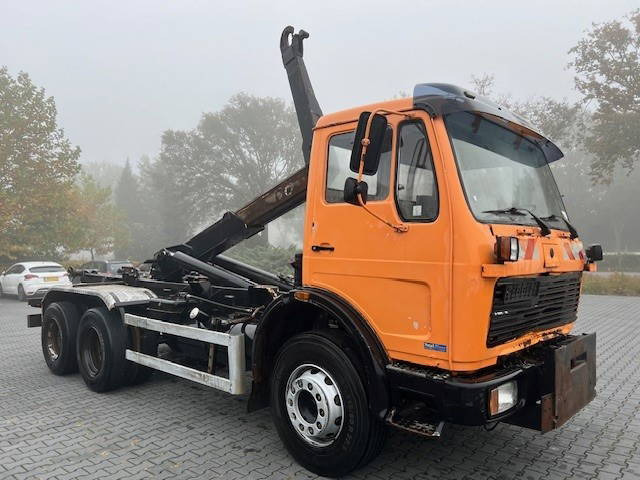 Mercedes-Benz 2124 2219 6x4 - Гаковий мультиліфт вантажівка: фото 1 Mercedes-Benz 2124 2219 6x4 - Гаковий мультиліфт вантажівка: фото 1