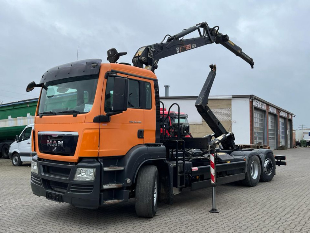 MAN TG-S 26.400 6x4H-2 BL Abrollkipper mit Kran Lift Lenk - Гаковий мультиліфт вантажівка, Вантажівка з маніпулятором: фото 1 MAN TG-S 26.400 6x4H-2 BL Abrollkipper mit Kran Lift Lenk - Гаковий мультиліфт вантажівка, Вантажівка з маніпулятором: фото 1