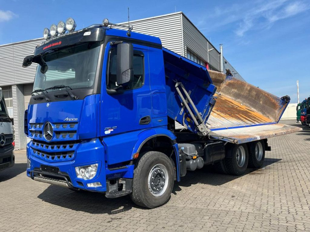 Mercedes-Benz Arocs 2642 6x4 3-Achs Kipper Bordmatik nur 163TK - Самоскид вантажівка: фото 1 Mercedes-Benz Arocs 2642 6x4 3-Achs Kipper Bordmatik nur 163TK - Самоскид вантажівка: фото 1