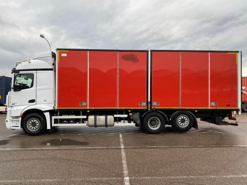 MERCEDES-BENZ ACTROS 2542 - Вантажівка з закритим кузовом: фото 2 MERCEDES-BENZ ACTROS 2542 - Вантажівка з закритим кузовом: фото 2