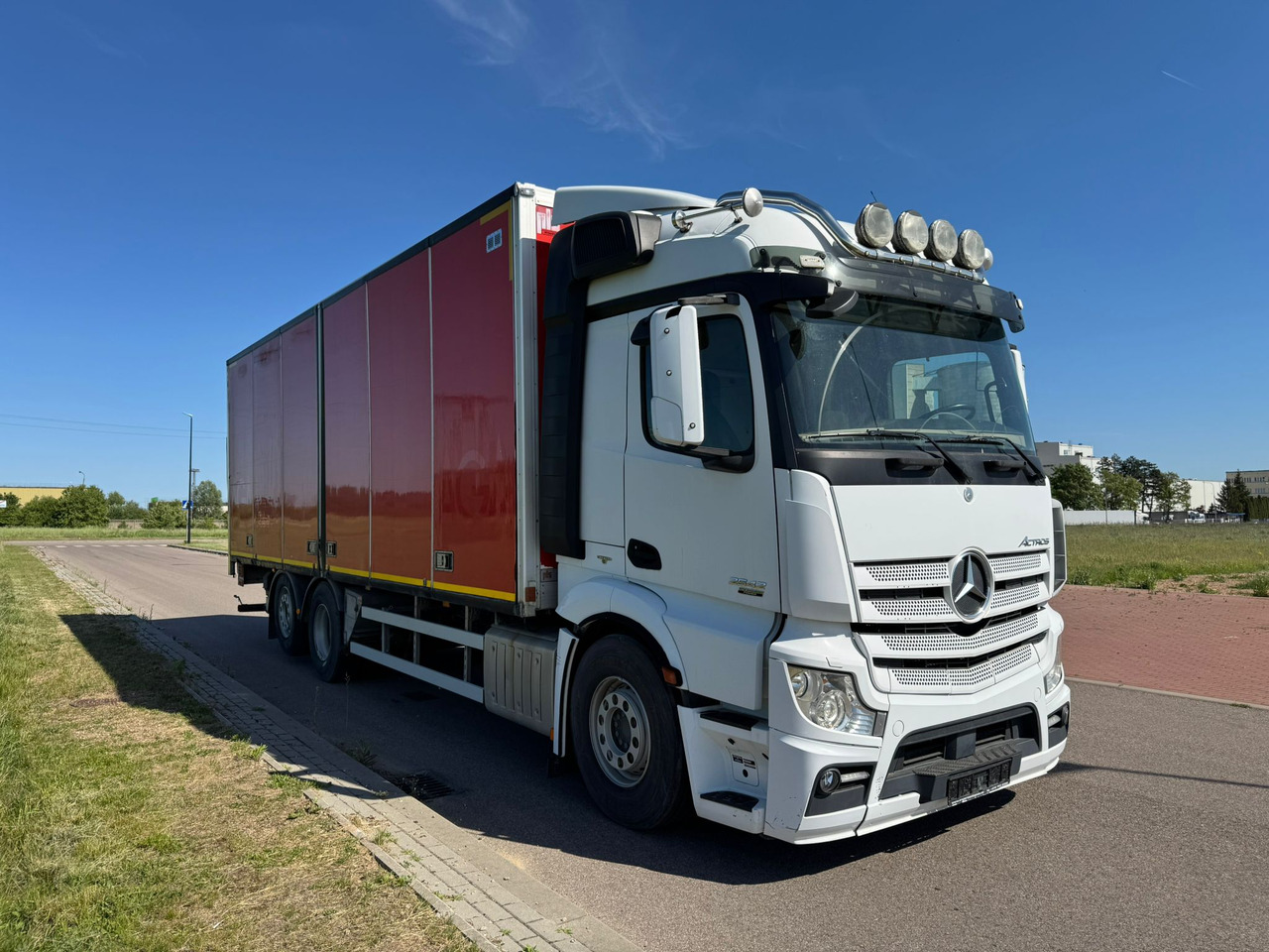 MERCEDES-BENZ ACTROS 2542 - Вантажівка з закритим кузовом: фото 1 MERCEDES-BENZ ACTROS 2542 - Вантажівка з закритим кузовом: фото 1