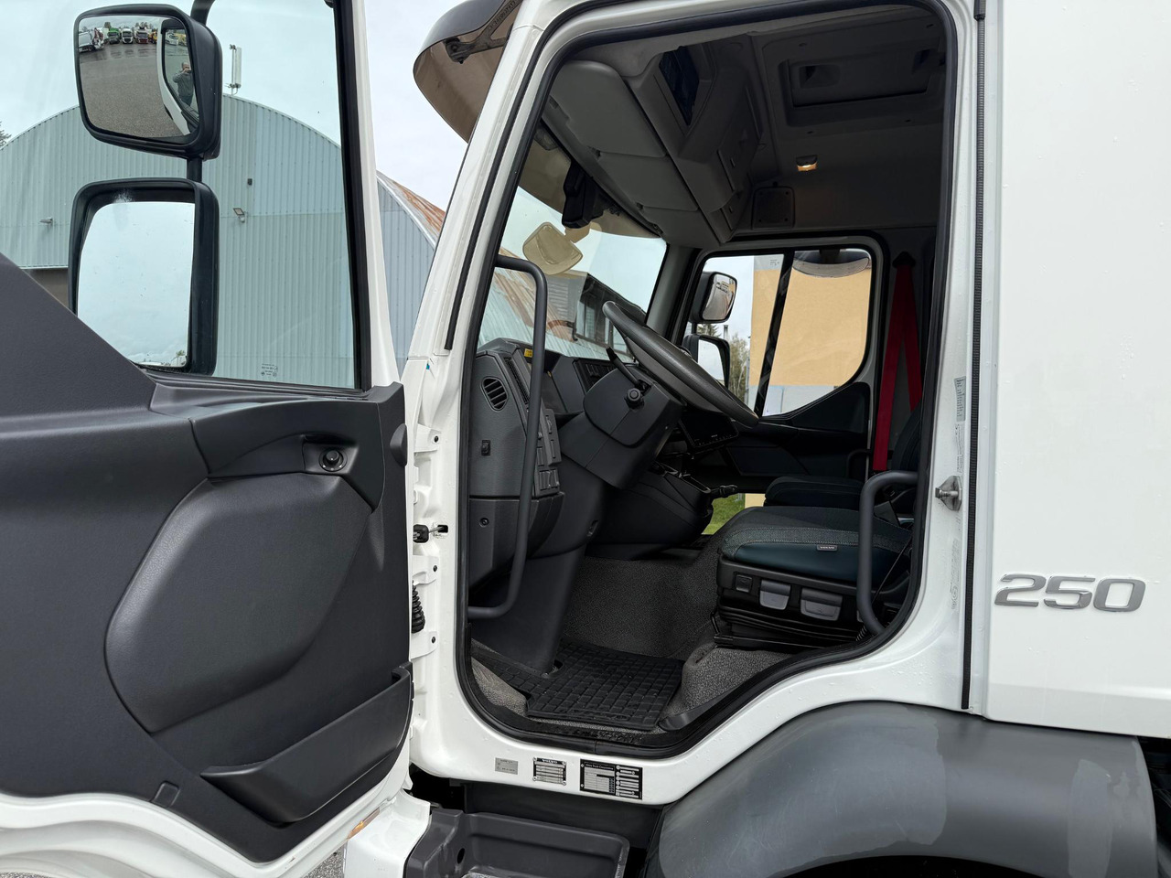 VOLVO FL250 - Вантажівка з закритим кузовом: фото 4 VOLVO FL250 - Вантажівка з закритим кузовом: фото 4
