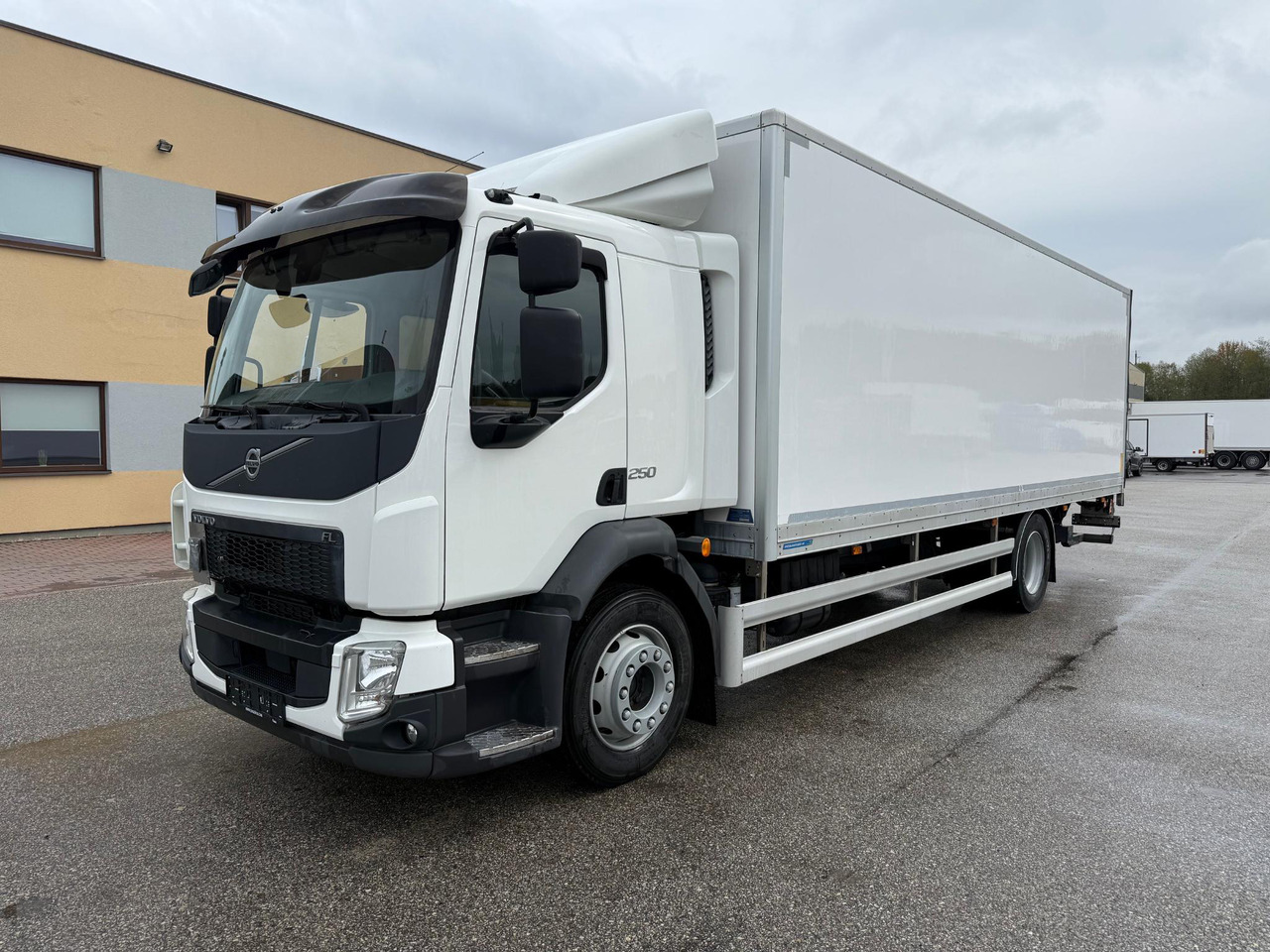 VOLVO FL250 - Вантажівка з закритим кузовом: фото 2 VOLVO FL250 - Вантажівка з закритим кузовом: фото 2