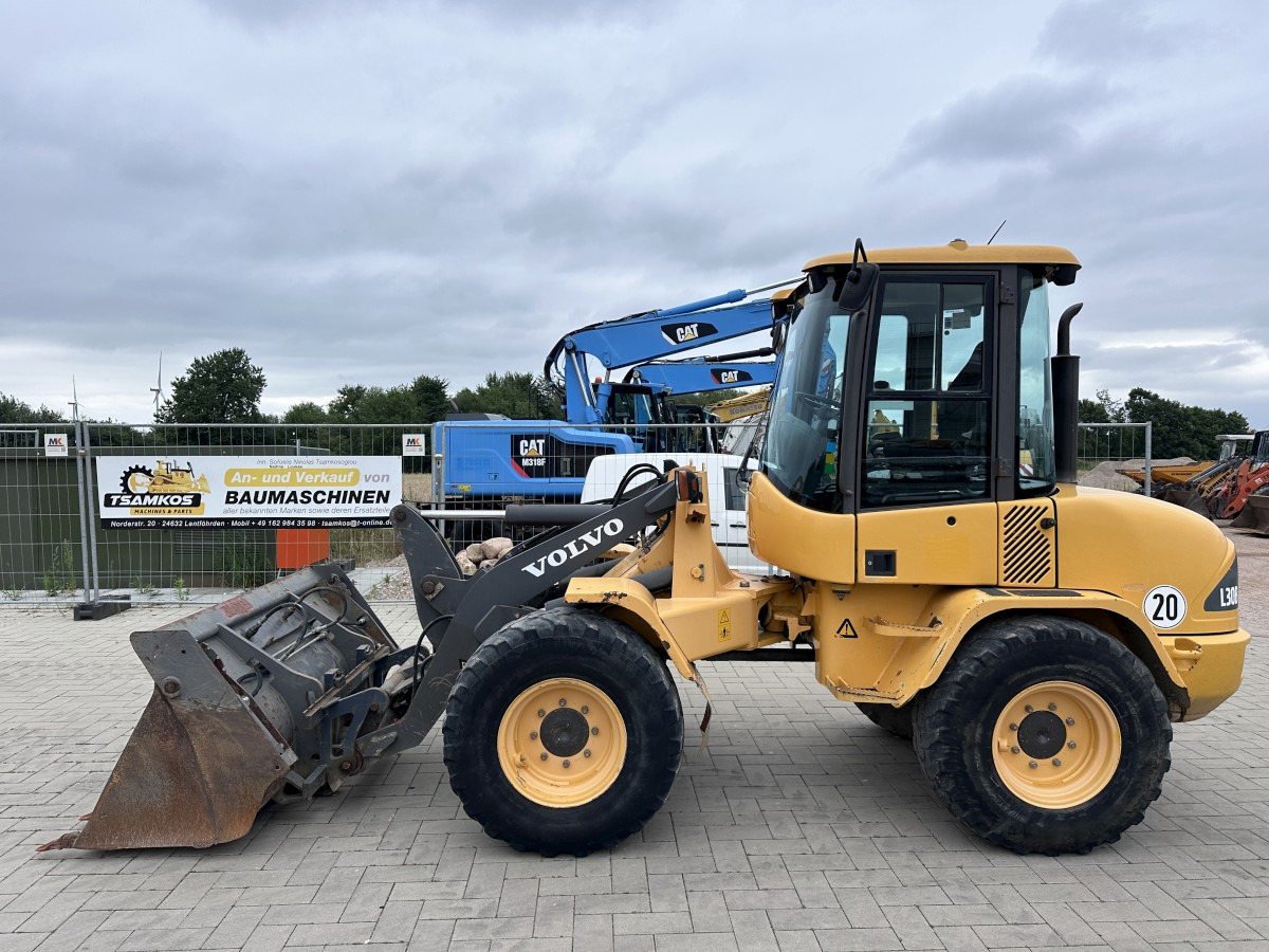 VOLVO L 30 B PRO 3er Kreis Klappschaufel+Palettengabel - Колісний навантажувач: фото 1 VOLVO L 30 B PRO 3er Kreis Klappschaufel+Palettengabel - Колісний навантажувач: фото 1