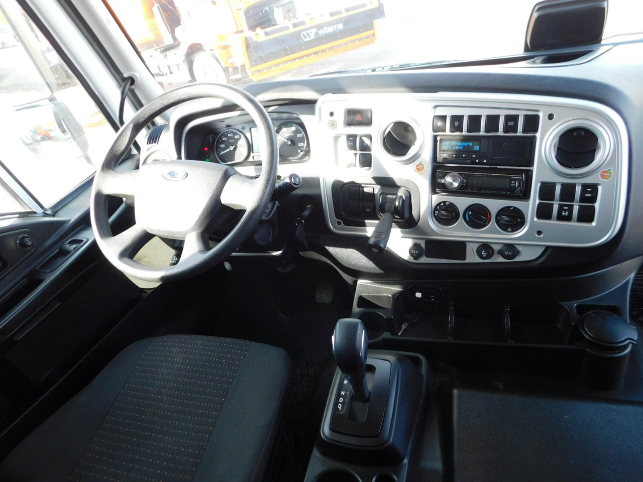 Interior photo 1: Самоскид вантажівка Ford 4142d 8x4 dcab e6 eco 16s 2600 amt