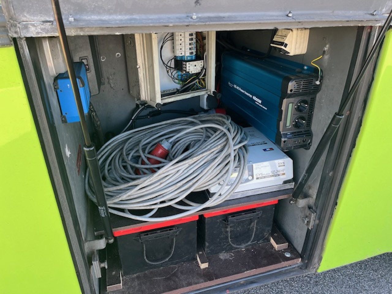 NEOPLAN N316 Ü - Koferenz-, Ausstellungsbus - Wohnmobil - Автобус: фото 3 NEOPLAN N316 Ü - Koferenz-, Ausstellungsbus - Wohnmobil - Автобус: фото 3