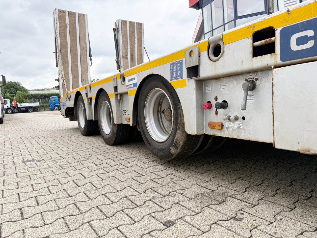 CYL 3 CYL 3, mit Lift-/Lenkachse, faltbare Rampen - Низькорамна платформа напівпричіп: фото 2 CYL 3 CYL 3, mit Lift-/Lenkachse, faltbare Rampen - Низькорамна платформа напівпричіп: фото 2