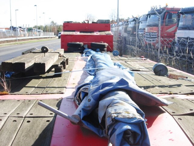 Goldhofer STZ -TL3-32/80 Goldhofer STZ-TL3-32/80 Nutzlast: 35 to., 5,85 m Tiefbett - Низькорамна платформа напівпричіп: фото 4 Goldhofer STZ -TL3-32/80 Goldhofer STZ-TL3-32/80 Nutzlast: 35 to., 5,85 m Tiefbett - Низькорамна платформа напівпричіп: фото 4