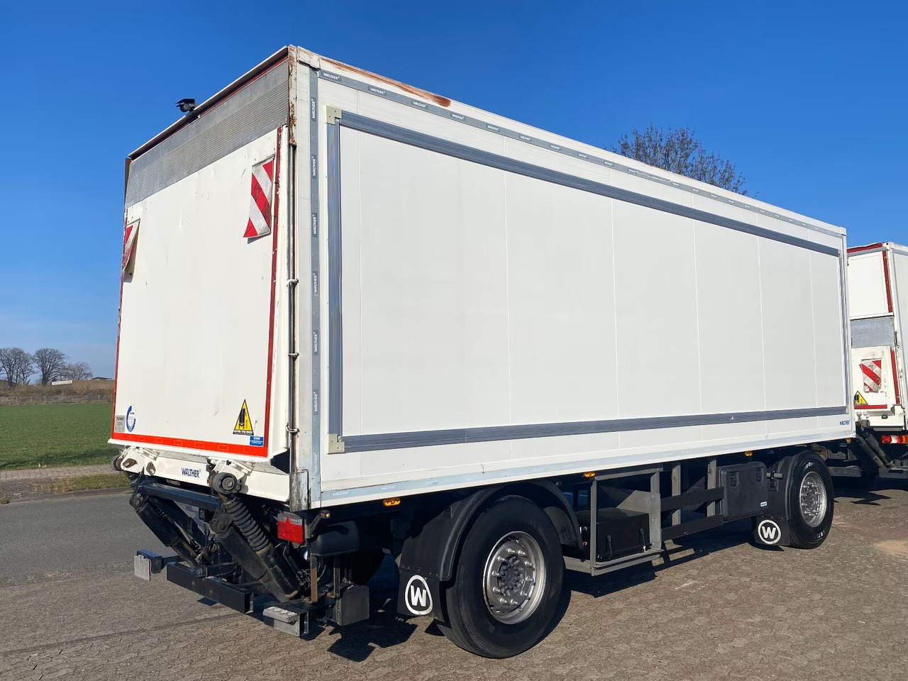 Kofferanhänger mit LBW Kofferanhänger mit LBW, Durchladesystem - Закритий кузов причіп: фото 2 Kofferanhänger mit LBW Kofferanhänger mit LBW, Durchladesystem - Закритий кузов причіп: фото 2