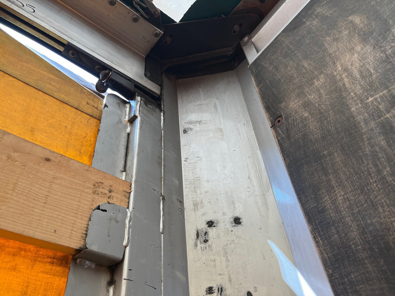 Krone SDP 27 eLCUQ-CS SDP 27 eLCUQ-CS, Coilmulde, Edscha-Verdeck, Hubdach, ca. 93m³ - Тентований напівпричіп: фото 2 Krone SDP 27 eLCUQ-CS SDP 27 eLCUQ-CS, Coilmulde, Edscha-Verdeck, Hubdach, ca. 93m³ - Тентований напівпричіп: фото 2