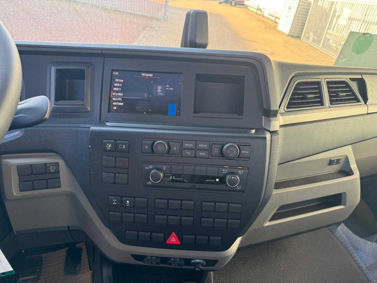 MAN TGL 8.190 4x2 BB CH TGL 8.190 4x2 BB CH, Nebenantrieb, 2x VORHANDEN - Вантажівка шасі: фото 4 MAN TGL 8.190 4x2 BB CH TGL 8.190 4x2 BB CH, Nebenantrieb, 2x VORHANDEN - Вантажівка шасі: фото 4