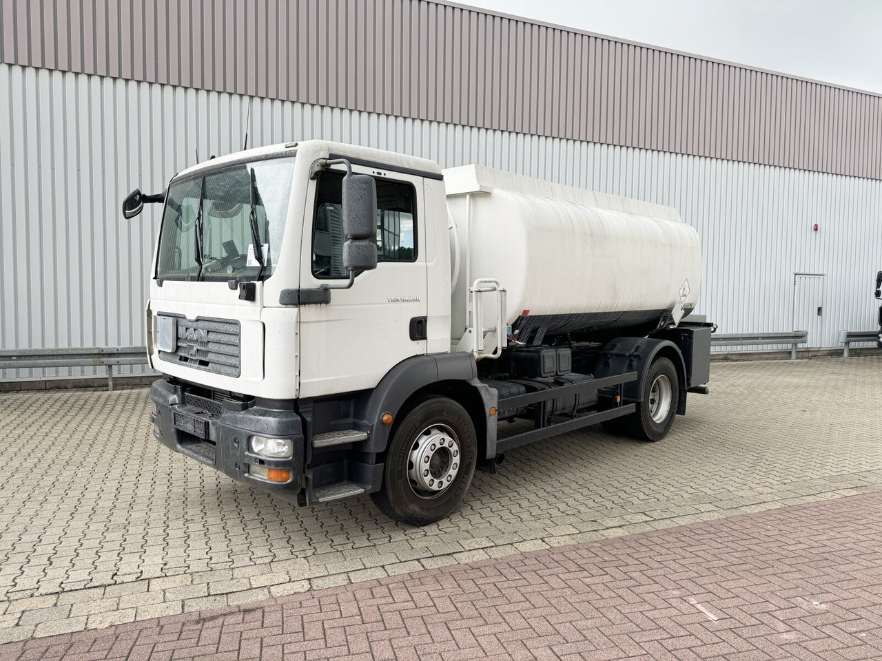 MAN TGM 18.280 4X2 BL TGM 18.280 4X2 BL, Esterer Tankaufbau ca. 13.910l, 2 Kammern - Вантажівка цистерна: фото 1 MAN TGM 18.280 4X2 BL TGM 18.280 4X2 BL, Esterer Tankaufbau ca. 13.910l, 2 Kammern - Вантажівка цистерна: фото 1