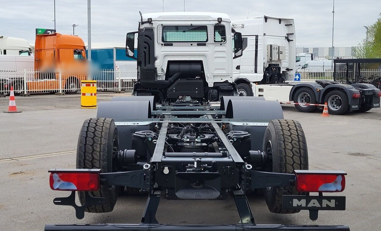 MAN TGS 35.470 8x4-4 BL TGS 35.470 8x4-4 BL, Lenk-/Liftachse, Navi, Nebenantrieb - Вантажівка шасі: фото 3 MAN TGS 35.470 8x4-4 BL TGS 35.470 8x4-4 BL, Lenk-/Liftachse, Navi, Nebenantrieb - Вантажівка шасі: фото 3