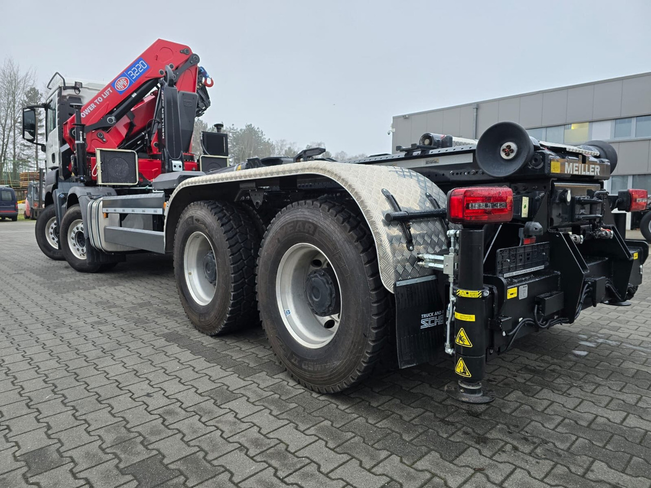 MAN TGS 35.480 8X4 BL TGS 35.480 8X4 BL, Intarder, Kran HMF 3220-K6, 4-fach Abstützung, Funk - Гаковий мультиліфт вантажівка, Вантажівка з маніпулятором: фото 4 MAN TGS 35.480 8X4 BL TGS 35.480 8X4 BL, Intarder, Kran HMF 3220-K6, 4-fach Abstützung, Funk - Гаковий мультиліфт вантажівка, Вантажівка з маніпулятором: фото 4