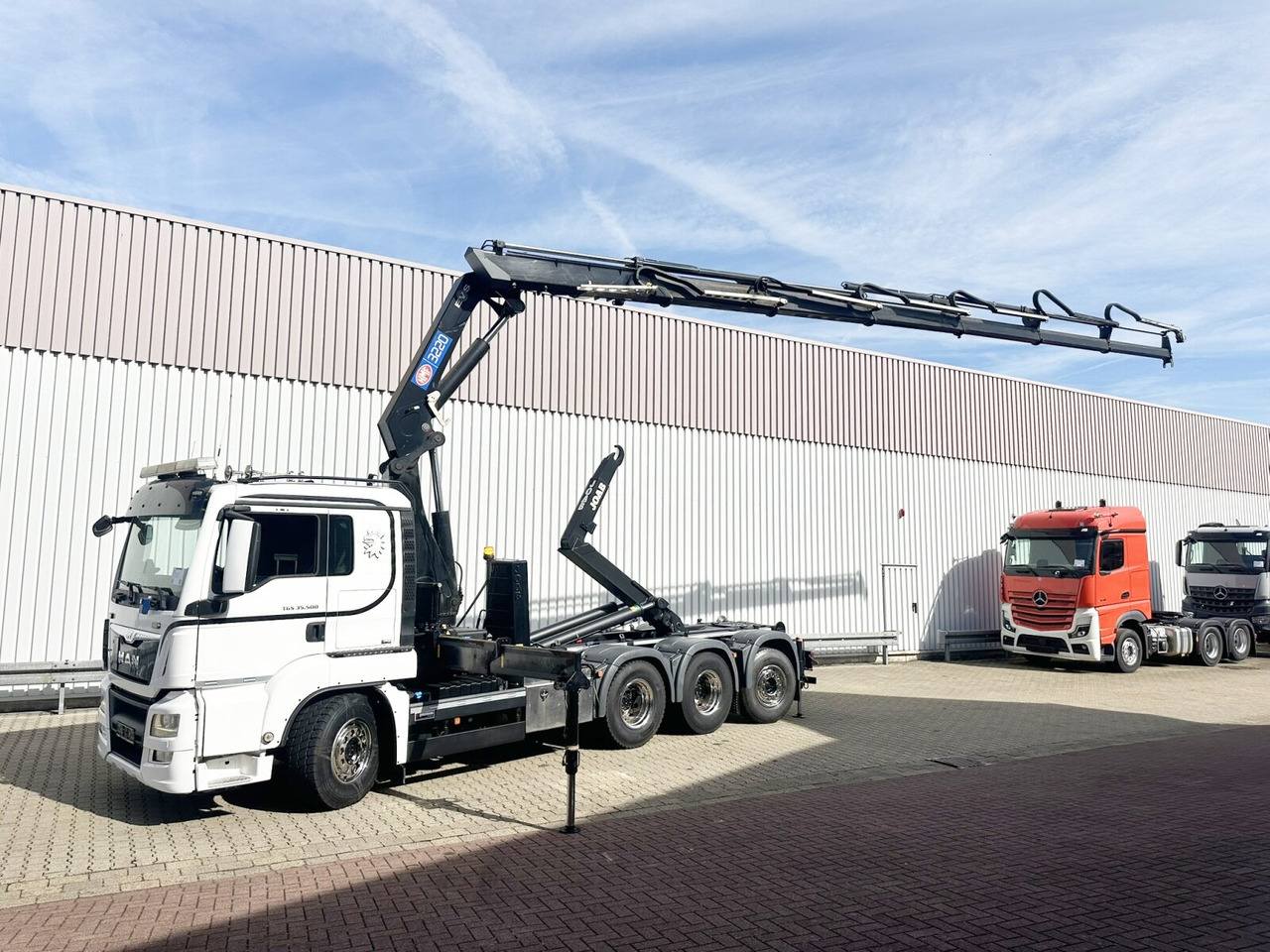 MAN TGS 35.500 8x4-4 BL TGS 35.500 8x4-4 BL, Lenk-/Liftachse, Kran HMF 3220-K6, Funk - Гаковий мультиліфт вантажівка, Вантажівка з маніпулятором: фото 1 MAN TGS 35.500 8x4-4 BL TGS 35.500 8x4-4 BL, Lenk-/Liftachse, Kran HMF 3220-K6, Funk - Гаковий мультиліфт вантажівка, Вантажівка з маніпулятором: фото 1