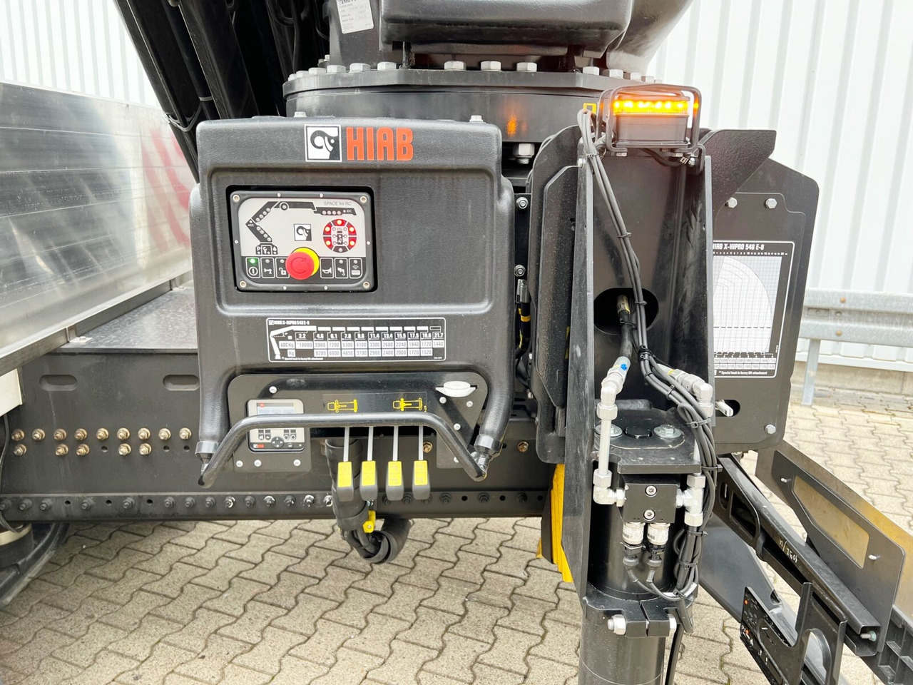 MAN TGX 26.510 6x2-4 LL CH TGX 26.510 6x2-4 LL, Kran Hiab X-HiPro 548 E-8, Lenk-/Liftachse, TwistLock 20Fuß, Funk, Retarder - Вантажівка з маніпулятором, Бортова вантажівка/ Платформа: фото 3 MAN TGX 26.510 6x2-4 LL CH TGX 26.510 6x2-4 LL, Kran Hiab X-HiPro 548 E-8, Lenk-/Liftachse, TwistLock 20Fuß, Funk, Retarder - Вантажівка з маніпулятором, Бортова вантажівка/ Платформа: фото 3