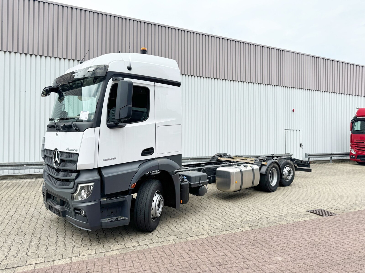 Mercedes-Benz Actros 2545 L 6x2 Actros 2545 L 6x2, Lenk-/Liftachse, StreamSpace, MultimediaCockpit - Вантажівка шасі: фото 1 Mercedes-Benz Actros 2545 L 6x2 Actros 2545 L 6x2, Lenk-/Liftachse, StreamSpace, MultimediaCockpit - Вантажівка шасі: фото 1