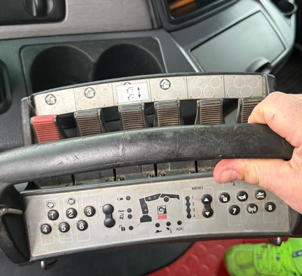 Mercedes-Benz Actros 2546 L 6x2 Actros 2546 L 6x2, Hiab Kran 244 E - 6 Hiduo, 16,1 m 920 kg, Funk - Вантажівка з маніпулятором, Бортова вантажівка/ Платформа: фото 4 Mercedes-Benz Actros 2546 L 6x2 Actros 2546 L 6x2, Hiab Kran 244 E - 6 Hiduo, 16,1 m 920 kg, Funk - Вантажівка з маніпулятором, Бортова вантажівка/ Платформа: фото 4