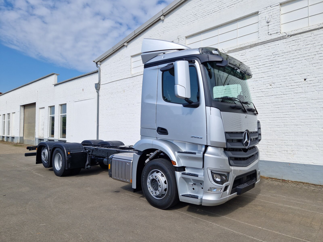 Mercedes-Benz Actros 2553 LL 6x2 Actros 2553 LL 6x2, Retarder, Liftachse, MultimediaCockpit, LED, Navi - Вантажівка шасі: фото 1 Mercedes-Benz Actros 2553 LL 6x2 Actros 2553 LL 6x2, Retarder, Liftachse, MultimediaCockpit, LED, Navi - Вантажівка шасі: фото 1