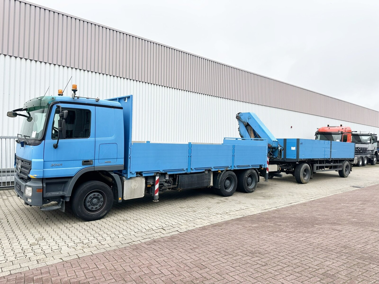 Mercedes-Benz Actros 2741 L 6x4 Actros 2741 L 6x4, Twist-Lock ausz. auf 3m, Heckkran Palfinger PK 42502-D, Funk - Бортова вантажівка/ Платформа, Вантажівка з маніпулятором: фото 5 Mercedes-Benz Actros 2741 L 6x4 Actros 2741 L 6x4, Twist-Lock ausz. auf 3m, Heckkran Palfinger PK 42502-D, Funk - Бортова вантажівка/ Платформа, Вантажівка з маніпулятором: фото 5