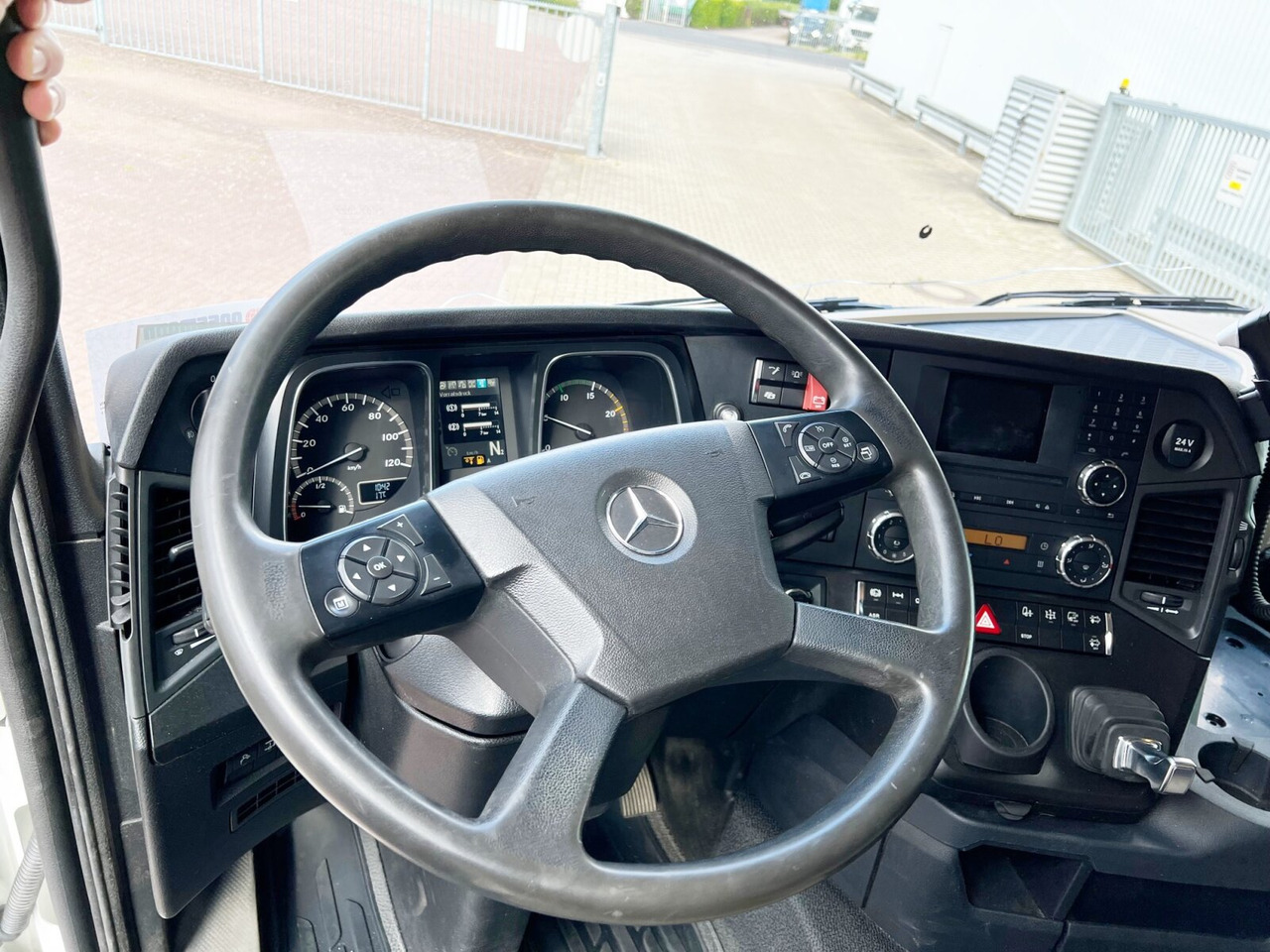 Mercedes-Benz Actros 3551 L 8x2/4 Actros 3551 L 8x2/4, Vorlauflenkachse, Doppelbereifte Nachlaufliftachse - Вантажівка шасі: фото 3 Mercedes-Benz Actros 3551 L 8x2/4 Actros 3551 L 8x2/4, Vorlauflenkachse, Doppelbereifte Nachlaufliftachse - Вантажівка шасі: фото 3