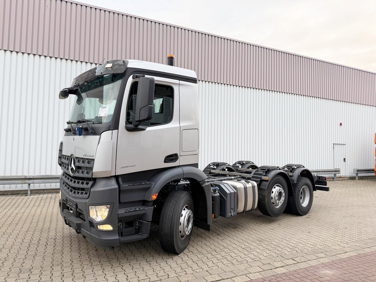 Mercedes-Benz Arocs 2542 L 6x2/4 Arocs 2542 L 6x2/4, Vorlauflenk-/liftachse, Navi, MultimediaCockpit - Вантажівка шасі: фото 1 Mercedes-Benz Arocs 2542 L 6x2/4 Arocs 2542 L 6x2/4, Vorlauflenk-/liftachse, Navi, MultimediaCockpit - Вантажівка шасі: фото 1
