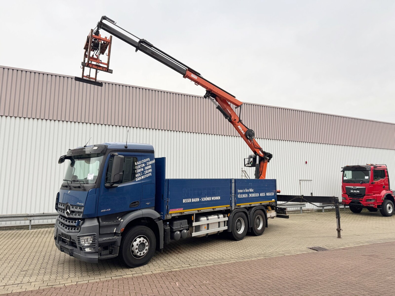 Mercedes-Benz Arocs 2642 6x4 Arocs 2642 6x4 mit Heckkran Atlas AK 186.3 V-2 - Вантажівка з маніпулятором, Бортова вантажівка/ Платформа: фото 1 Mercedes-Benz Arocs 2642 6x4 Arocs 2642 6x4 mit Heckkran Atlas AK 186.3 V-2 - Вантажівка з маніпулятором, Бортова вантажівка/ Платформа: фото 1