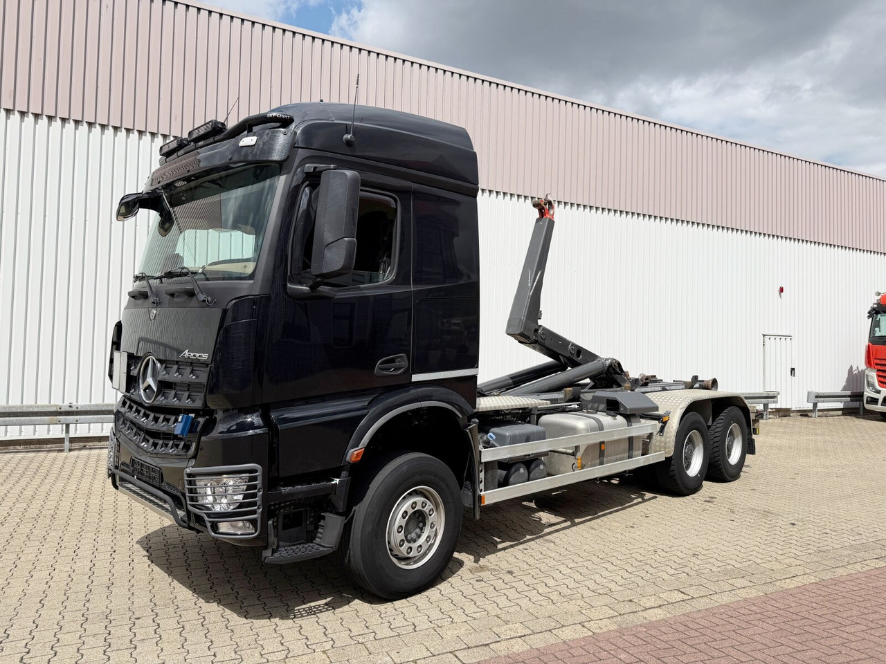 Mercedes-Benz Arocs 3351 6x4 Arocs 3351 6x4, Grounder, Retarder, Multimedia Cockpit, StreamSpace - Гаковий мультиліфт вантажівка: фото 1 Mercedes-Benz Arocs 3351 6x4 Arocs 3351 6x4, Grounder, Retarder, Multimedia Cockpit, StreamSpace - Гаковий мультиліфт вантажівка: фото 1