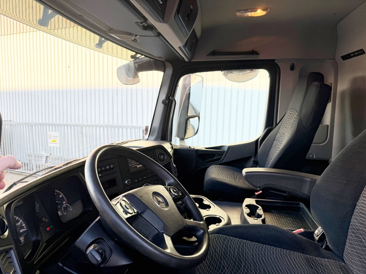 Mercedes-Benz Arocs 3351 AK 6x6 Arocs 3351 AK 6x6, Retarder, Grounder, Motorabtrieb, pneum. Heckklappenöffnung - Самоскид вантажівка: фото 4 Mercedes-Benz Arocs 3351 AK 6x6 Arocs 3351 AK 6x6, Retarder, Grounder, Motorabtrieb, pneum. Heckklappenöffnung - Самоскид вантажівка: фото 4