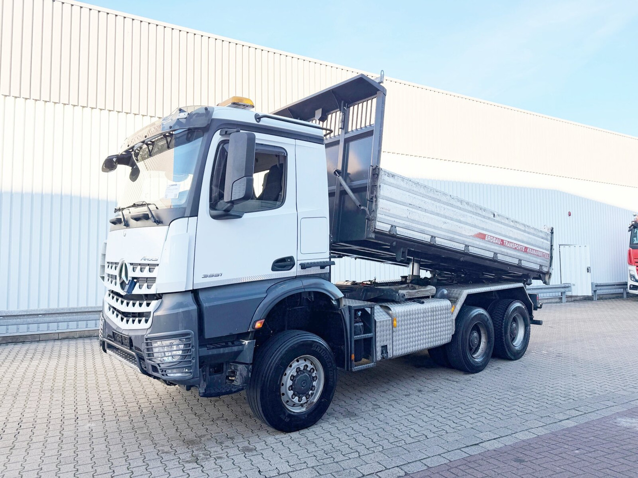 Mercedes-Benz Arocs 3351 AK 6x6 Arocs 3351 AK 6x6, Retarder, Grounder, Motorabtrieb, pneum. Heckklappenöffnung - Самоскид вантажівка: фото 1 Mercedes-Benz Arocs 3351 AK 6x6 Arocs 3351 AK 6x6, Retarder, Grounder, Motorabtrieb, pneum. Heckklappenöffnung - Самоскид вантажівка: фото 1