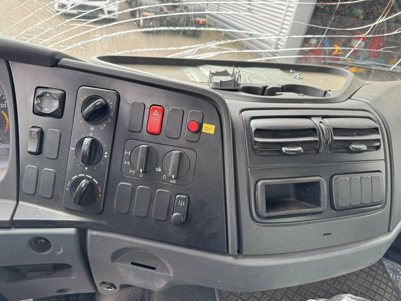 Mercedes-Benz Atego 1023 A 4x4 mit Unfallschaden! Atego 1023 A 4x4, Einzelbereifung, Heckkran Palfinger PK4501-B, Funk, UNFALLSCHADEN! - Вантажівка шасі, Вантажівка з маніпулятором: фото 4 Mercedes-Benz Atego 1023 A 4x4 mit Unfallschaden! Atego 1023 A 4x4, Einzelbereifung, Heckkran Palfinger PK4501-B, Funk, UNFALLSCHADEN! - Вантажівка шасі, Вантажівка з маніпулятором: фото 4