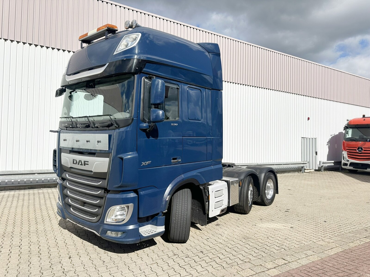 DAF XF 530 FT 6x2 XF 530 FT 6x2, Intarder, Navi, Spacecab, Vorlauflenk/lift, zGG 68t - Тягач: фото 1 DAF XF 530 FT 6x2 XF 530 FT 6x2, Intarder, Navi, Spacecab, Vorlauflenk/lift, zGG 68t - Тягач: фото 1