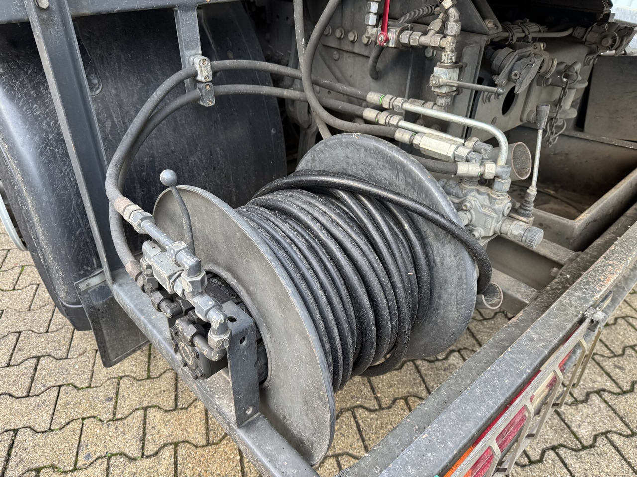 Mercedes-Benz Actros 2536 L 6x2 Actros 2536 L 6x2, Müller Saug- und Spülwagen ca. 10,5m³, Lenkachse - Вантажівка: фото 4 Mercedes-Benz Actros 2536 L 6x2 Actros 2536 L 6x2, Müller Saug- und Spülwagen ca. 10,5m³, Lenkachse - Вантажівка: фото 4