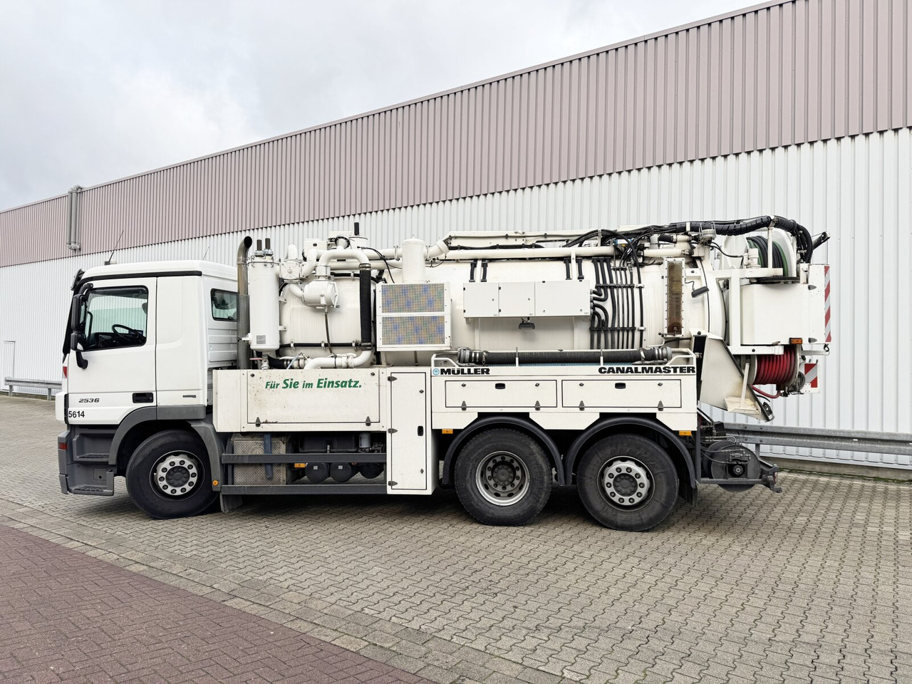 Mercedes-Benz Actros 2536 L 6x2 Actros 2536 L 6x2, Müller Saug- und Spülwagen ca. 10,5m³, Lenkachse - Вантажівка: фото 5 Mercedes-Benz Actros 2536 L 6x2 Actros 2536 L 6x2, Müller Saug- und Spülwagen ca. 10,5m³, Lenkachse - Вантажівка: фото 5