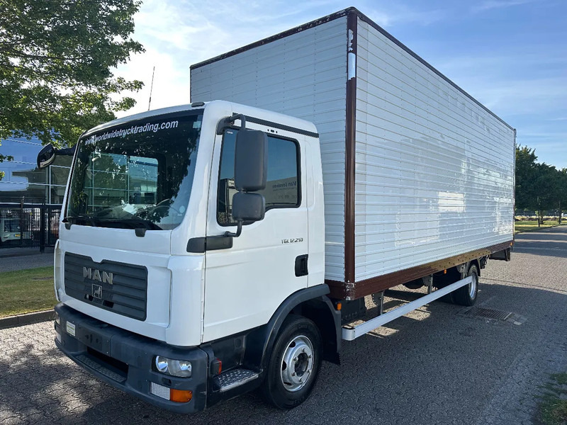 MAN TGL 12.210 MANUAL + 2000 KG LIFT + 2.60 M HIGH BIG BOX + AIRCO + SPRING / SPRING + 3 SEATS - Вантажівка з закритим кузовом: фото 1 MAN TGL 12.210 MANUAL + 2000 KG LIFT + 2.60 M HIGH BIG BOX + AIRCO + SPRING / SPRING + 3 SEATS - Вантажівка з закритим кузовом: фото 1