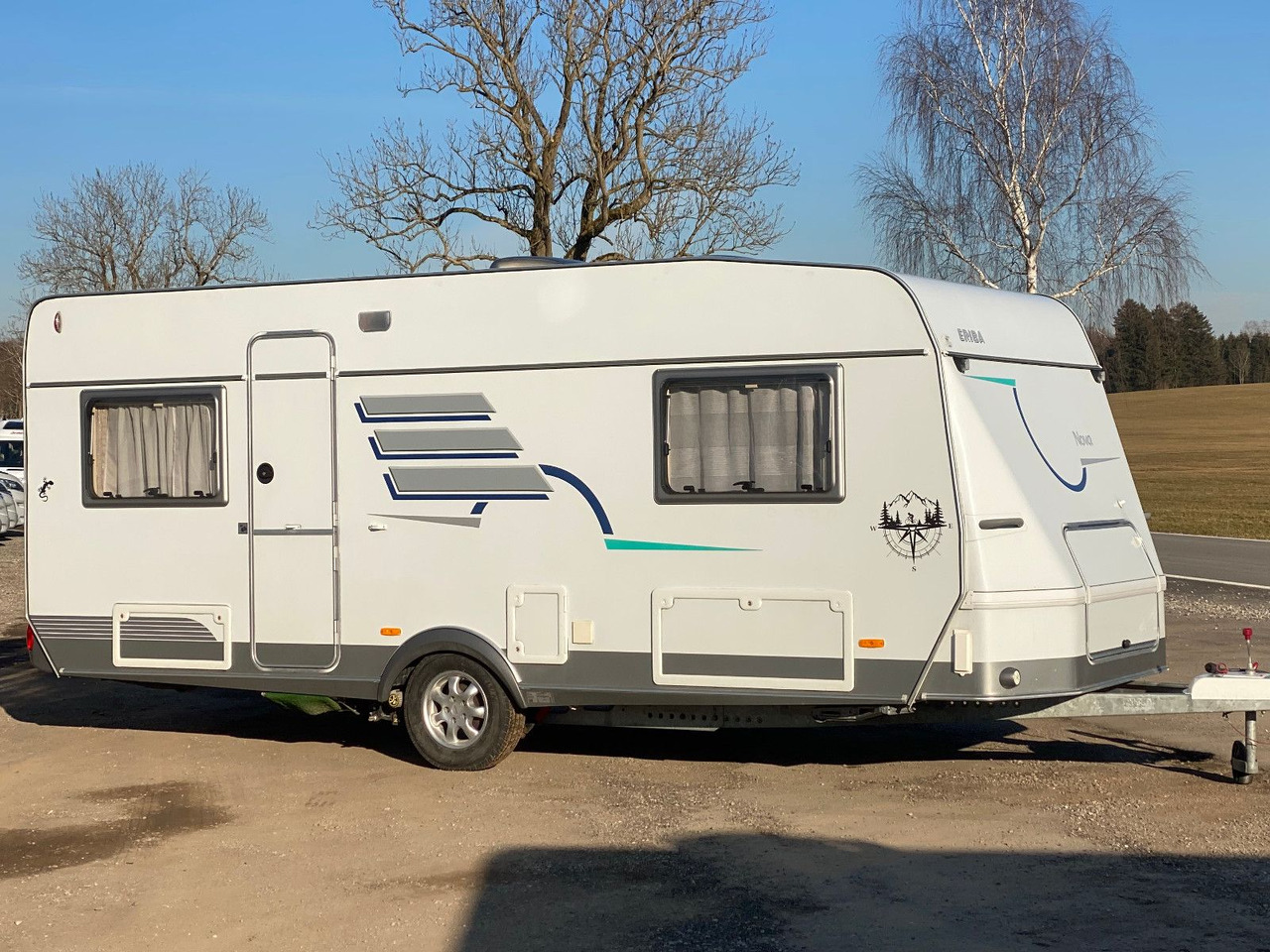HYMER / ERIBA / HYMERCAR Nova 530 Swing mit Längsbetten und Moser, top Zu - Причіп дача: фото 1 HYMER / ERIBA / HYMERCAR Nova 530 Swing mit Längsbetten und Moser, top Zu - Причіп дача: фото 1